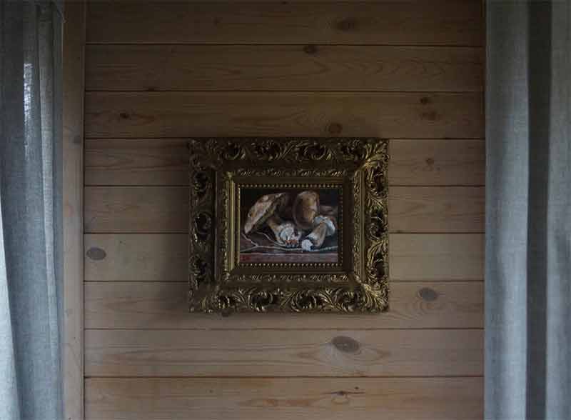 Грибы, картина маслом. Рама Италияна фоне деревянной стены