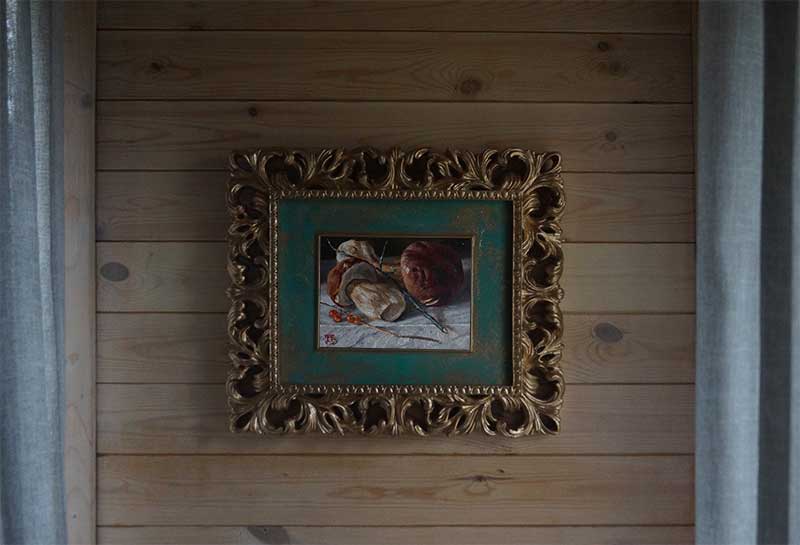Грибы, картина маслом. Рама Антикна фоне деревянной стены