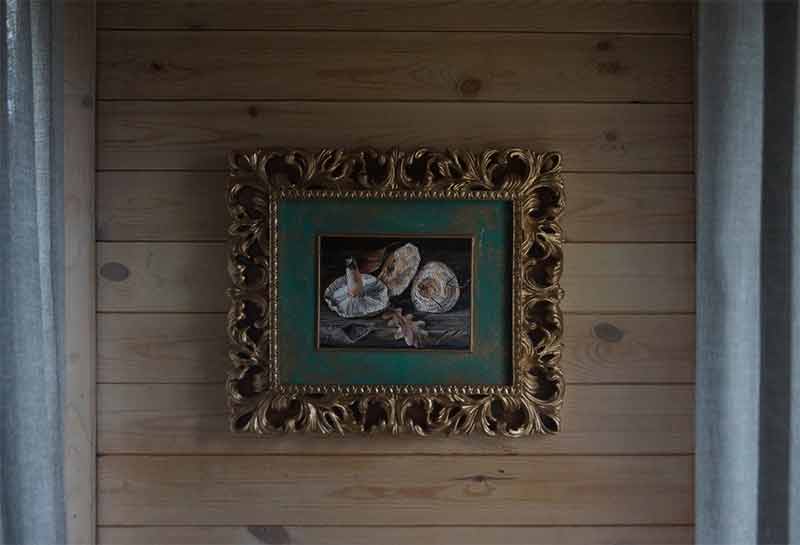 Грибы, картина маслом. Рама Антикна фоне деревянной стены