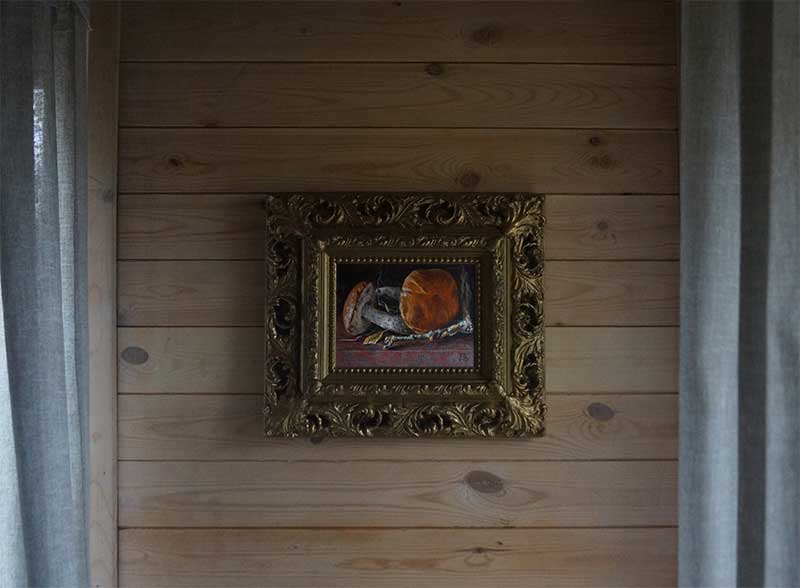 Грибы, картина маслом. Рама Италияна фоне деревянной стены