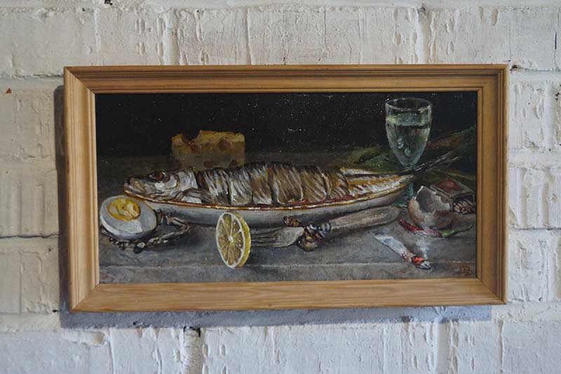 Картина «Селедка и лимон» на кирпичной стенке