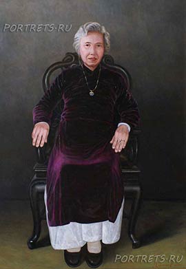 Парадный портрет пожилой вьетнамки.