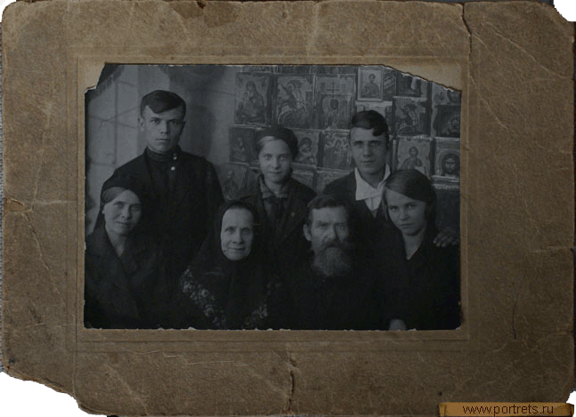 Семейная фотография в иконописной мастерской