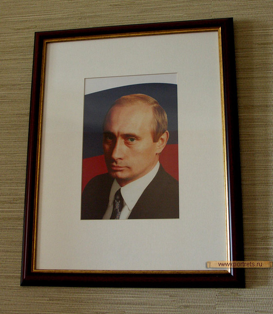 Владимир Путин на фоне флага
