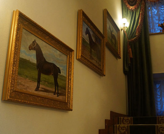 Картины лошадей в интерьере заказчика