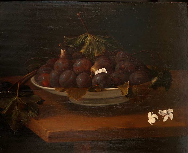Корзина фруктов с черносливом, инжир и два жасмина на столе