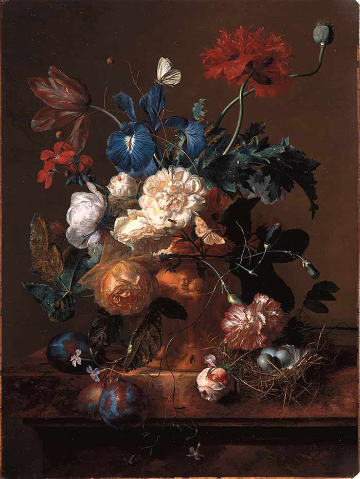 Ваза с цветами в цветочном горшке и птичье гнездо на мраморном столе. Хейсум Ян ван