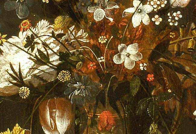 Золотая бронзовая ваза с цветами с вишней, клубникой и миндалем на столе. Йепес Томас