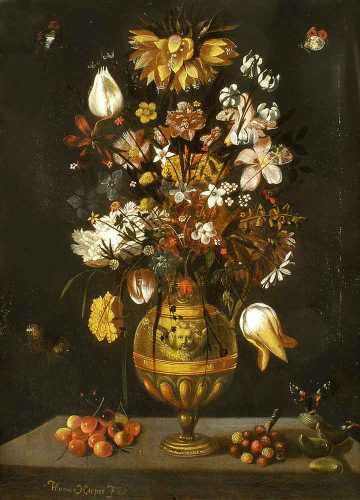 Йепес Томас. Золотая бронзовая ваза с цветами с вишней, клубникой и миндалем на столе