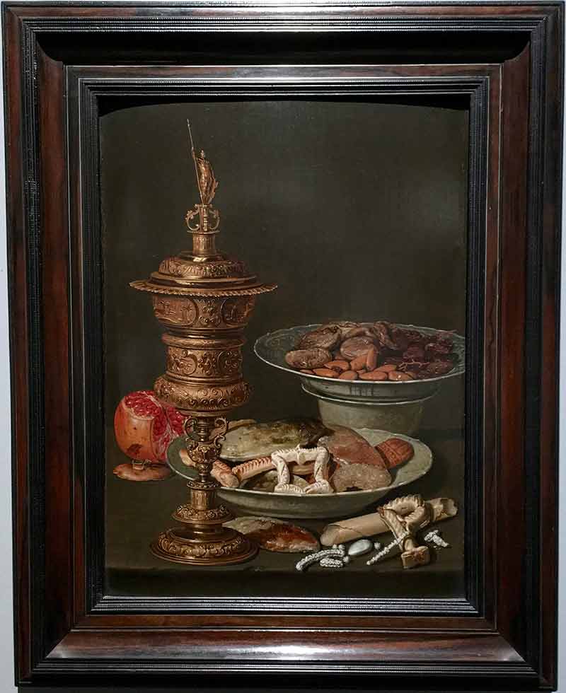 «Натюрморт с позолоченным кубком, гранатом и блюдами Ван Ли с фруктами, орехами и сладостями» в раме. Петерс, Клара