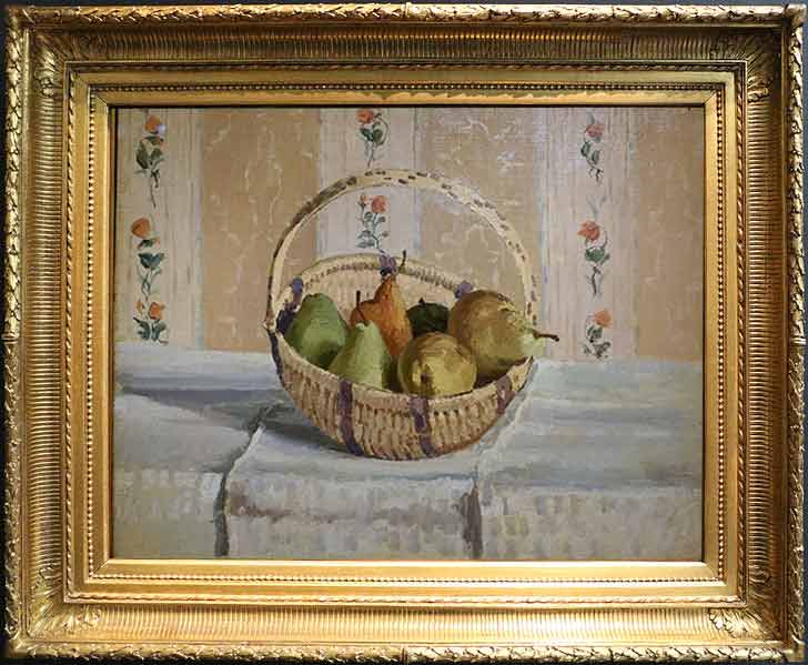 «Натюрморт с яблоком, грушами в корзине» в раме. Писсарро, Камиль