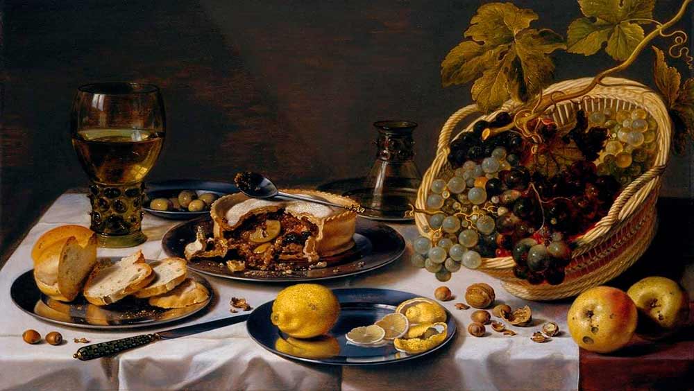 Настольный натюрморт с пирогом с фаршем и корзиной винограда
