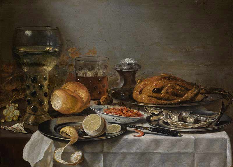 Ромер, табак, курица, сельдь и частично очищенный лимон на оловянной тарелке, с креветками в фарфоровой миске и другие фрукты на частично задрапированном столе