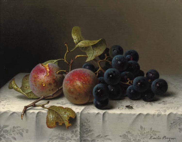 Чернослив и виноград на плотной скатерти