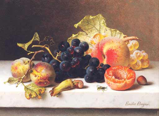 Виноград, персики и сливы на мраморном выступе