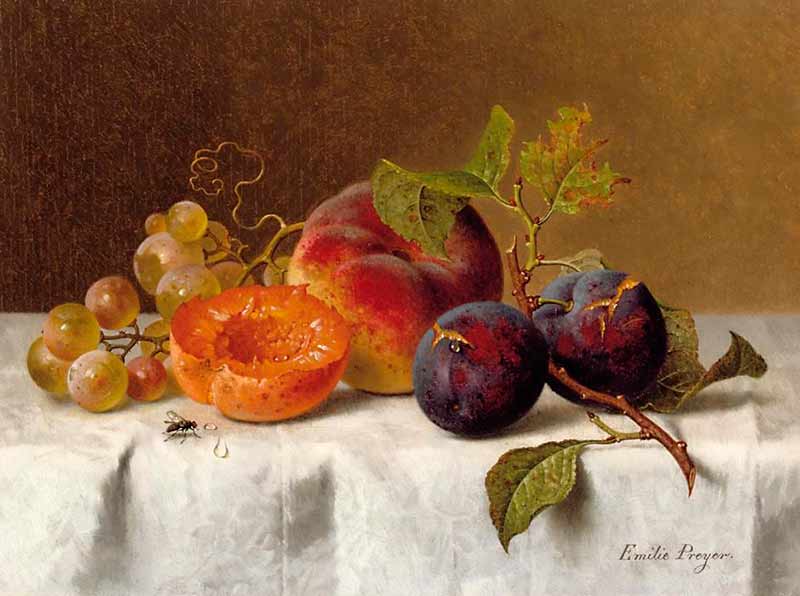 Виноград, сливы и персики на столе