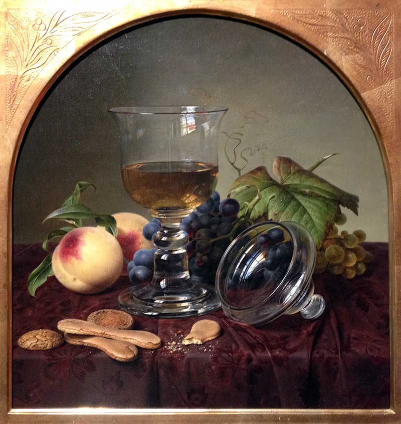 Вино в кубке с крышкой, фруктами и печеньем