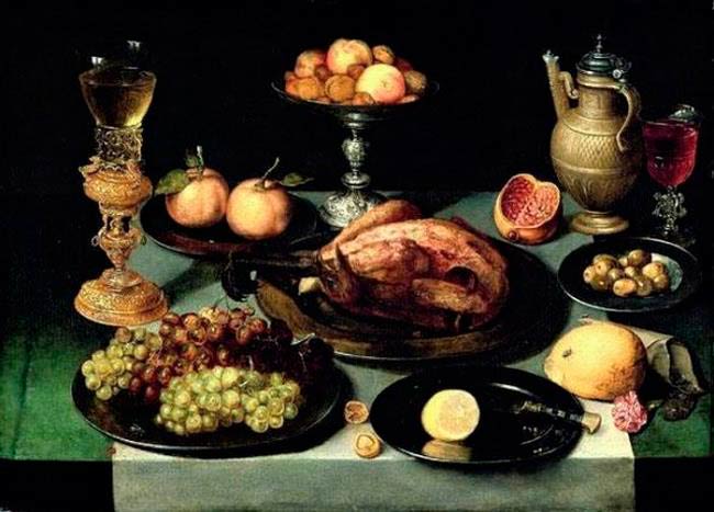 Натюрморт с жареным цыпленком на накрытом столе с виноградом, бекершрофом, таззой и винной фляжкой