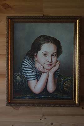 Детский портрет в полосатой майке. В мастерской художника