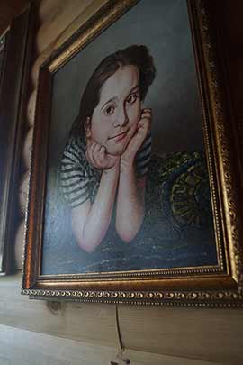Детский портрет в полосатой майке. В интерьере №1