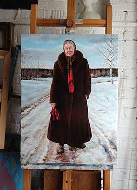 Женский портрет на фоне родной деревни. В мастерской художника