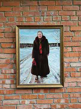 Женский портрет на фоне родной деревни. В интерьере №1