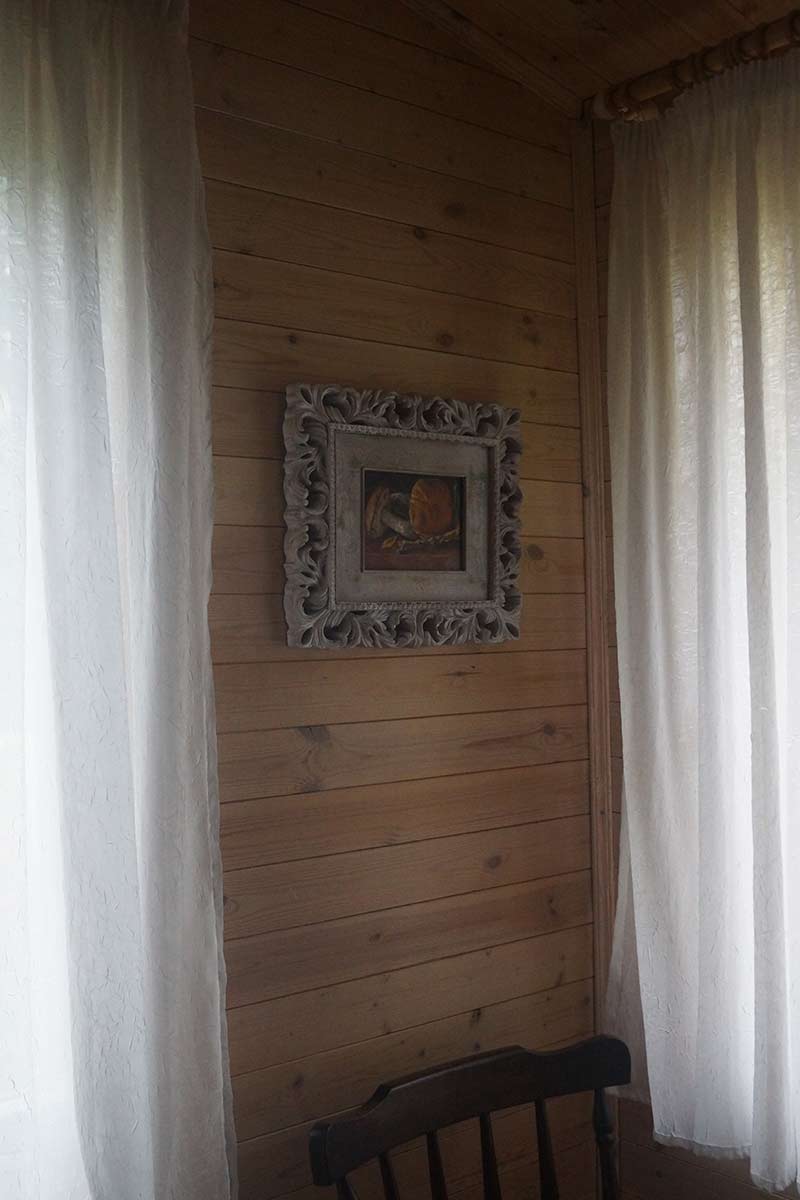 Рамы для картин купить в Москве. Прованс в деревянном интерьере гостинной