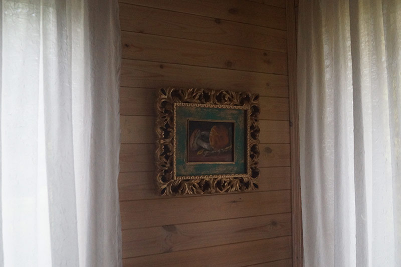 Рамы для картин купить в Москве. Картина в светлом интерьере со шторами